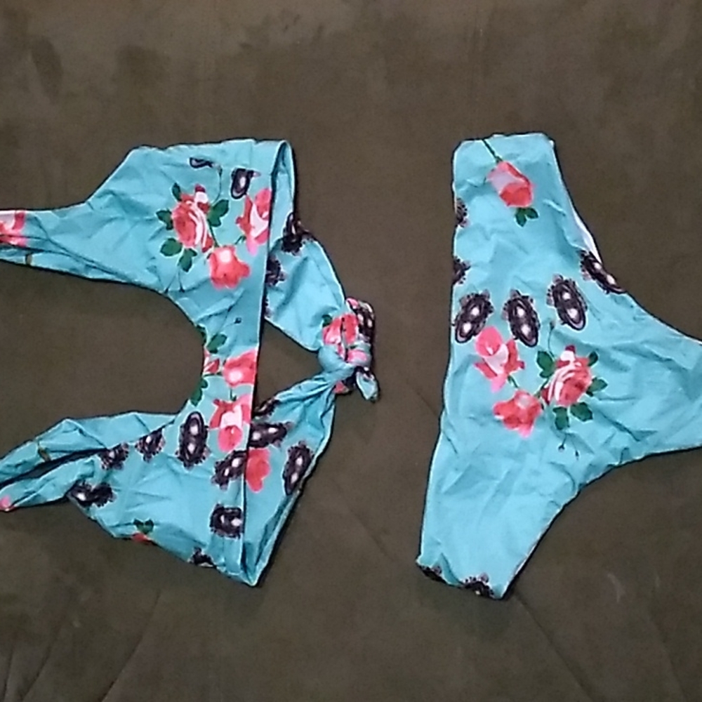 Bikini - Picture 3 of 4